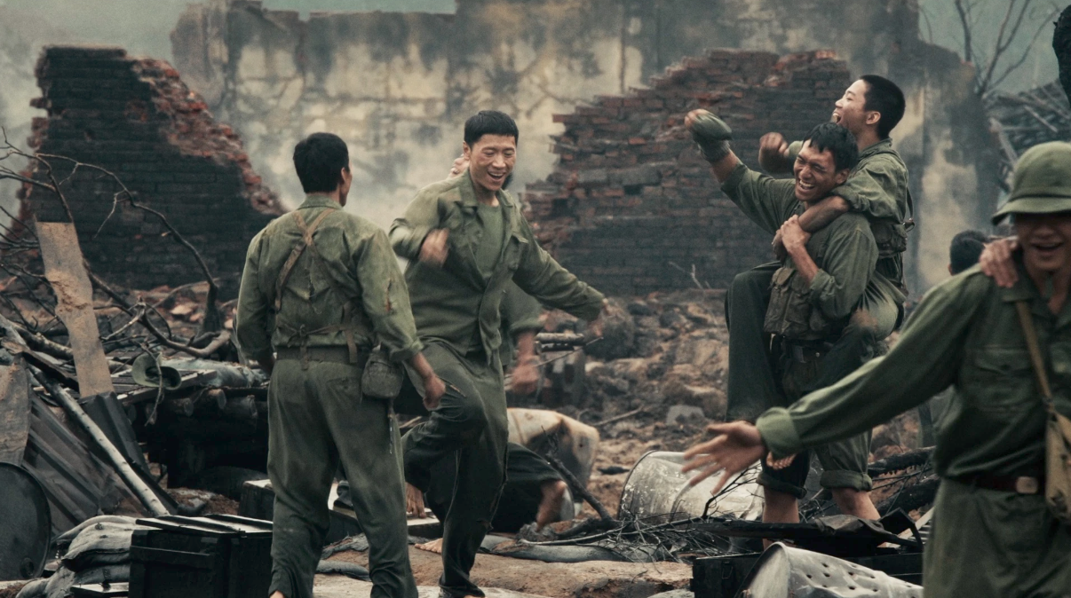 Vì sao “Mưa đỏ” gây bão phòng vé, kéo hàng nghìn khán giả ùn ùn ra rạp? - 9 Vì sao “Mưa đỏ” gây bão phòng vé, kéo hàng nghìn khán giả ùn ùn ra rạp? - 9