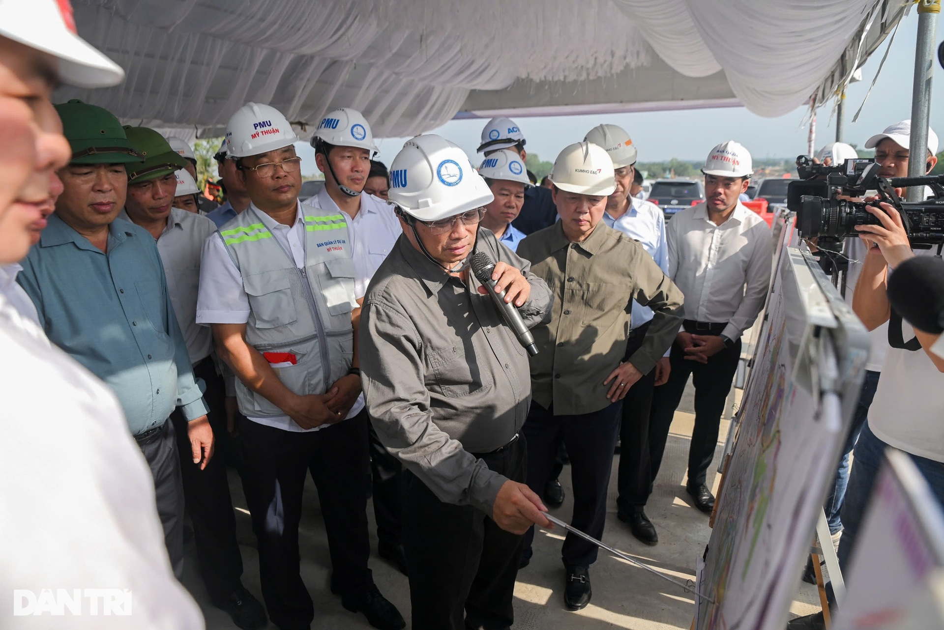 Thủ tướng thị sát cầu Nhơn Trạch trên tuyến Vành đai 3 TPHCM - 3 Thủ tướng thị sát cầu Nhơn Trạch trên tuyến Vành đai 3 TPHCM - 3