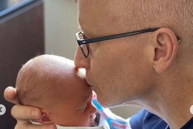 MC đồng tính Anderson Cooper làm cha lần đầu ở tuổi 53