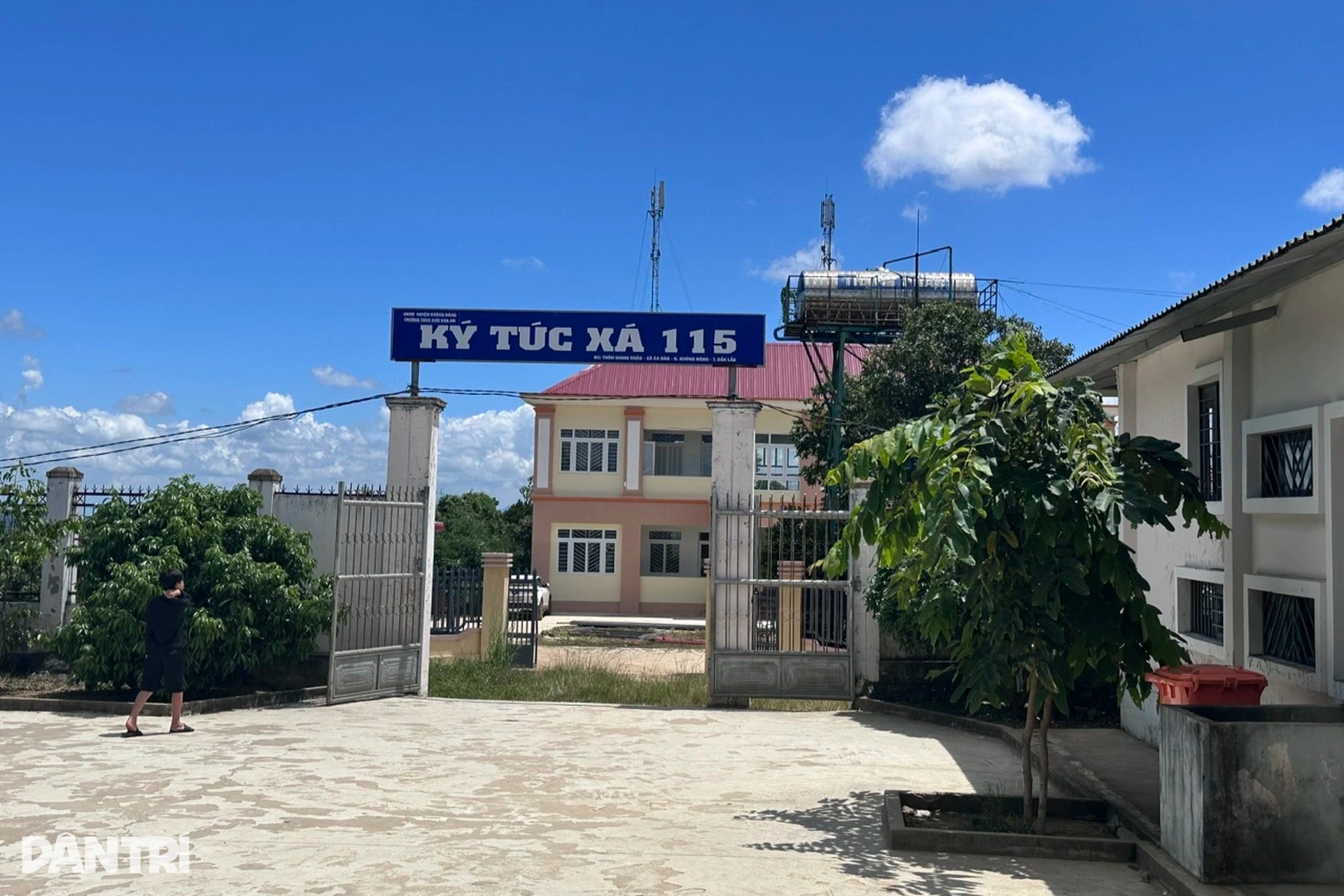 20 học sinh tự sống với nhau ở khu nhà hoang, bữa cơm chỉ cá khô và mì tôm - 10