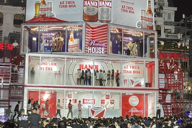 Nhiều sân khấu vẫn dựng lên quanh phố đi bộ hồ Hoàn Kiếm