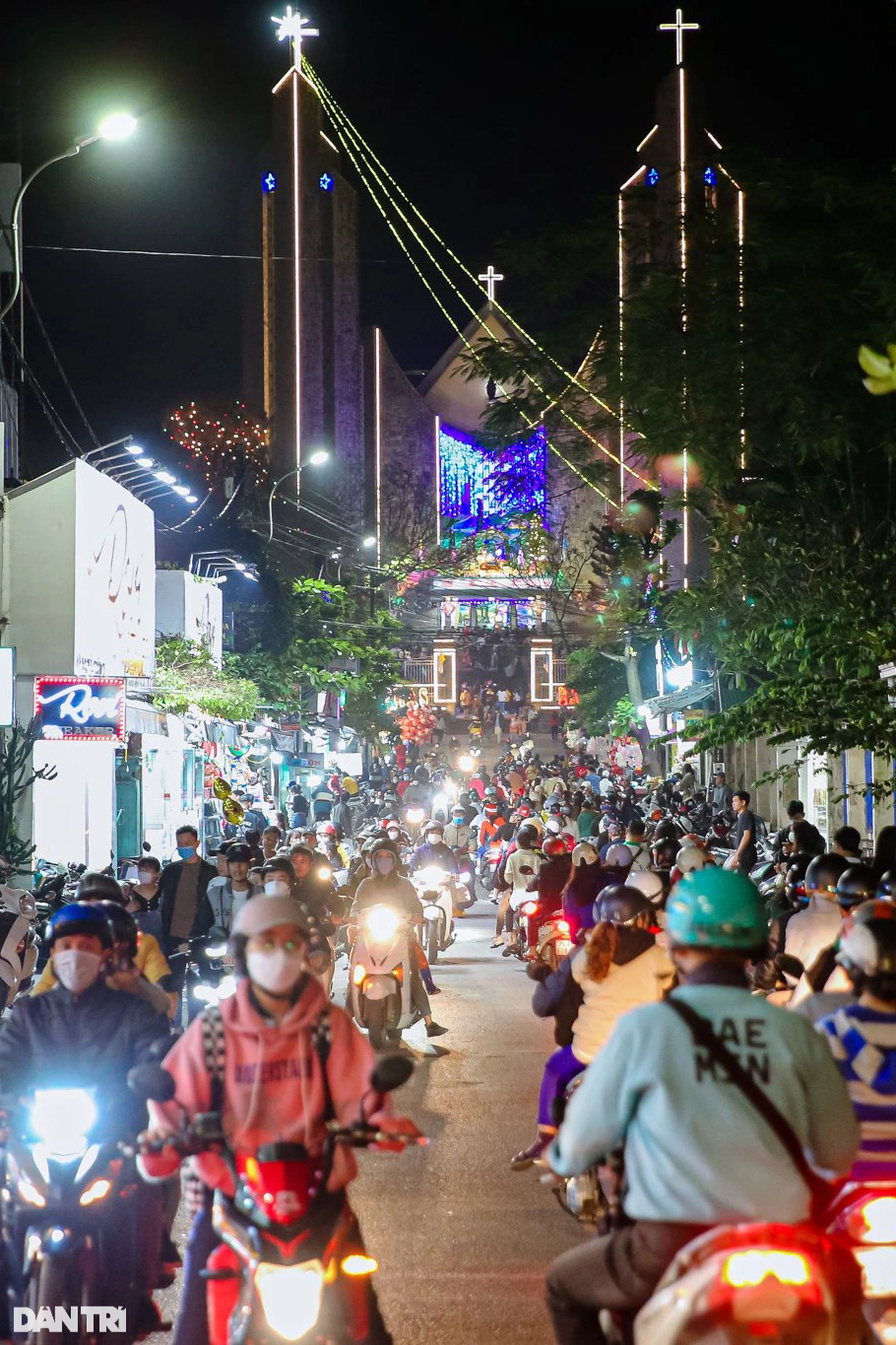 Không khí người dân đón Giáng sinh vui tươi, ấm áp trên khắp cả nước - 22 Không khí người dân đón Giáng sinh vui tươi, ấm áp trên khắp cả nước - 22
