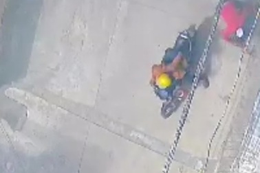 Cặp nam nữ bế con nhỏ đi trộm cầu dắt xe máy ở TPHCM