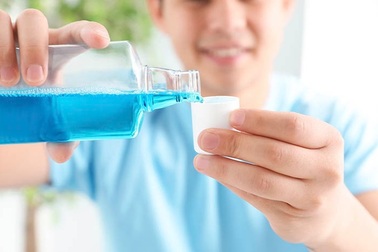 Uống rượu có giúp diệt virus SARS-CoV-2?