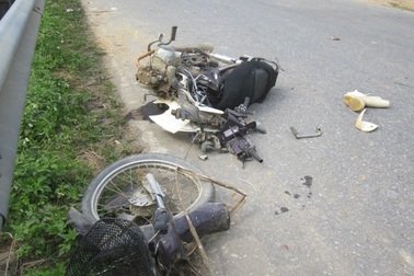 Tông phải xe máy, xe tải bay xuống vực