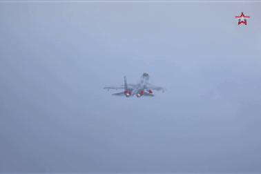 Cận cảnh “bóng ma bầu trời” Su-35S diễn tập ném bom không kích