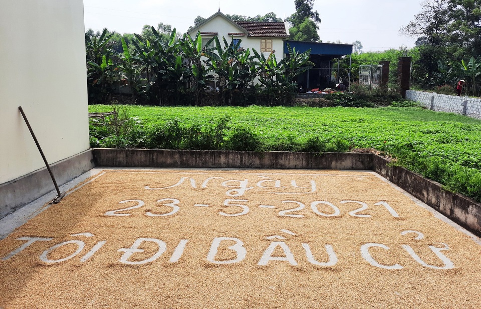 Độc đáo khẩu hiệu Tôi đi bầu cử trên sân phơi lúa - 1 Độc đáo khẩu hiệu Tôi đi bầu cử trên sân phơi lúa - 1