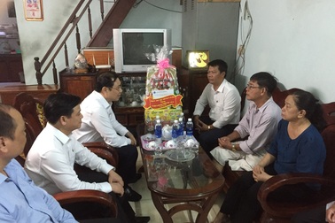 Chủ tịch Đà Nẵng thăm và tặng quà các gia đình chính sách