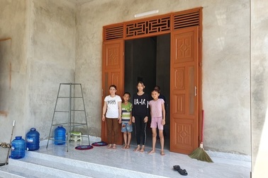 Bạn đọc Dân trí chung tay giúp đỡ xây nhà tặng mẹ con goá phụ nghèo