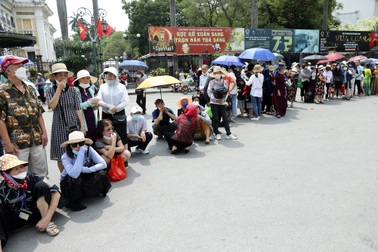 Nhà tù Hỏa Lò và nhiều điểm vui chơi đông nghịt khách