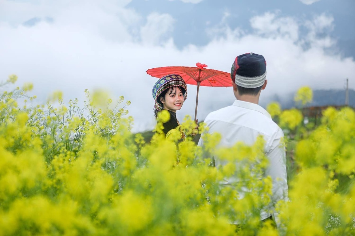 Du khách đến Fansipan ngắm hoa, bái Phật - 2 Du khách đến Fansipan ngắm hoa, bái Phật - 2