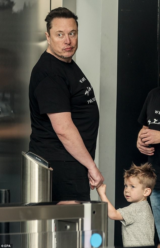 Tỷ phú Elon Musk gây sốt với hình ảnh bố đảm: Vừa làm việc, vừa trông con - 2