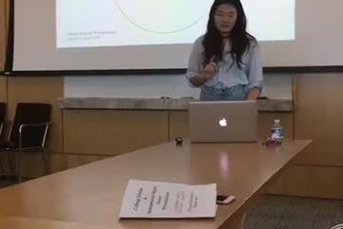 Bị giáo viên chỉ trích vì mặc quần short khi đang thuyết trình, cô gái quyết định cởi luôn áo quần và chỉ mặc nội y