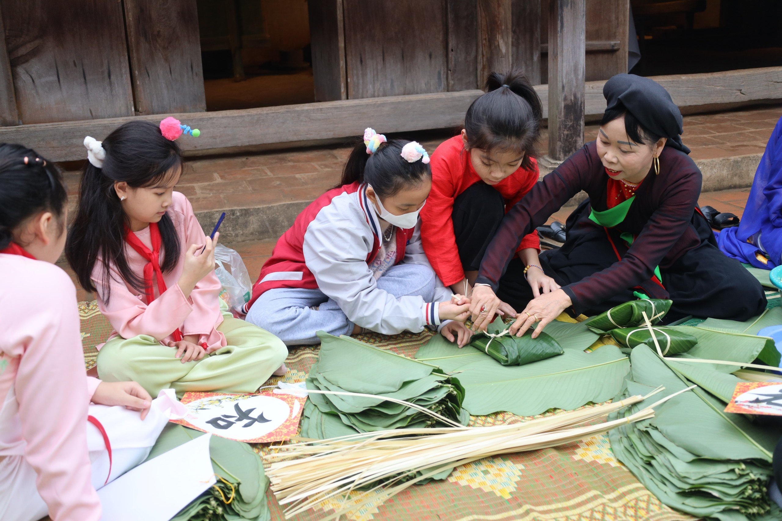 6.Trải nghiệm gói bánh chưng với các nghệ nhân Bắc Ninh.jpg 6.Trải nghiệm gói bánh chưng với các nghệ nhân Bắc Ninh.jpg