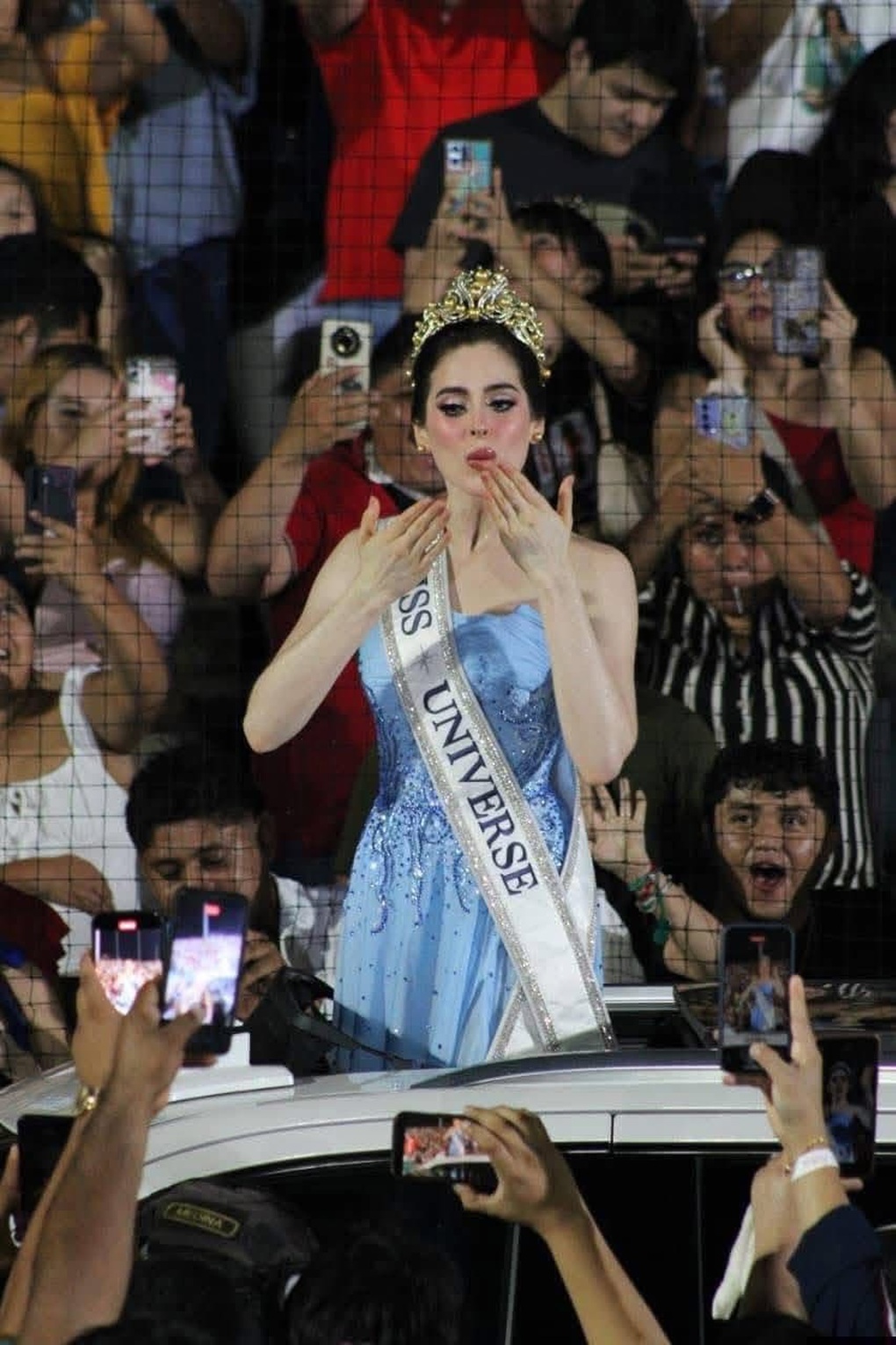 Tân Hoa hậu Hoàn vũ được biển người chào đón khi trở về nước - 3 Tân Hoa hậu Hoàn vũ được biển người chào đón khi trở về nước - 3