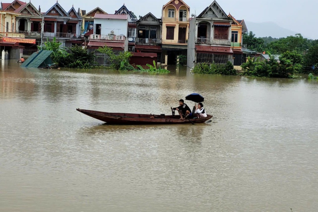 Đường biến thành sông, người dân Thanh Hóa đi thuyền trên phố - 3