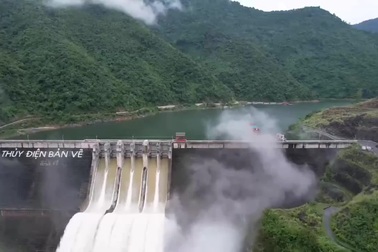 Thủy điện lớn nhất Bắc miền Trung xả 6 cửa điều tiết nước