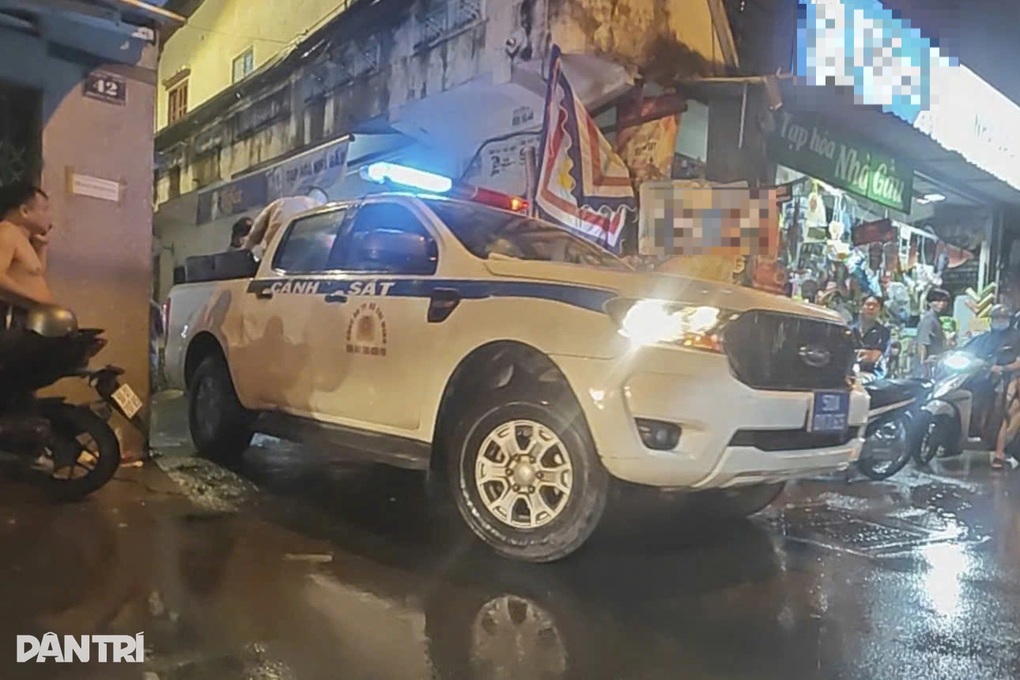 Bắt gã đàn ông tấn công hàng xóm, cầm dao cố thủ ở TPHCM - 3 Bắt gã đàn ông tấn công hàng xóm, cầm dao cố thủ ở TPHCM - 3