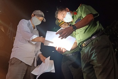 Đêm kiểm tra phòng dịch ở địa bàn giáp ranh "vùng đỏ" Sóc Trăng