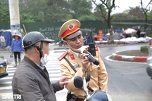 Tài xế yêu cầu CSGT thổi "test" máy trước khi đo nồng độ cồn