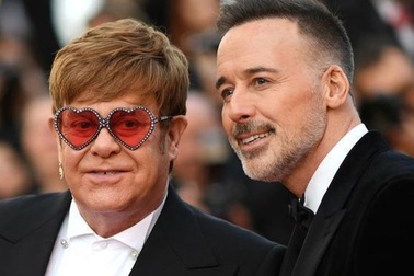 Danh ca Elton John trả tiền phẫu thuật cho hôn thê bị bỏ rơi năm xưa