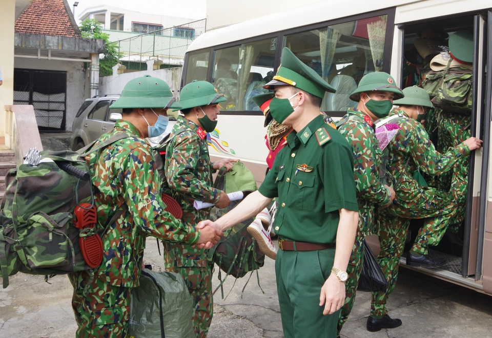 Nghệ An tăng cường bộ đội lên biên giới chống dịch Covid-19 - 3 Nghệ An tăng cường bộ đội lên biên giới chống dịch Covid-19 - 3