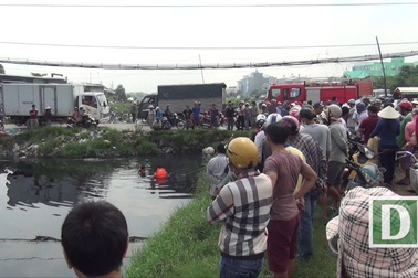 Phát hiện xe tay ga dưới dòng kênh đen