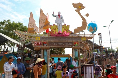 Ngắm sản phẩm làng nghề thi tài tại hội trại 5 năm tổ chức một lần