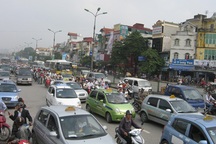 Nhiều phương tiện giao thông vẫn... “phá làn”