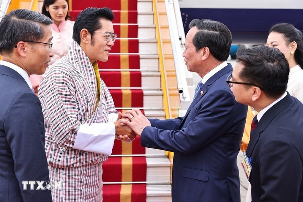 Quốc vương Bhutan và Hoàng hậu đến Hà Nội, bắt đầu chuyến thăm Việt Nam - 1 Quốc vương Bhutan và Hoàng hậu đến Hà Nội, bắt đầu chuyến thăm Việt Nam - 1