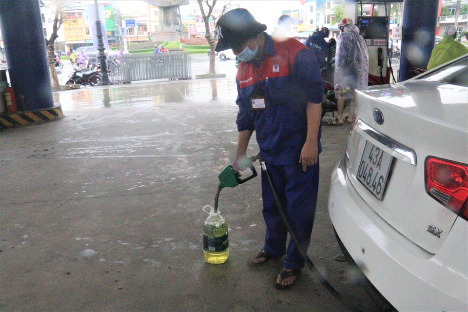 Sợ mất điện do “siêu bão”, người dân Đà Nẵng đổ xô mua xăng dầu dự trữ - 4 Sợ mất điện do “siêu bão”, người dân Đà Nẵng đổ xô mua xăng dầu dự trữ - 4