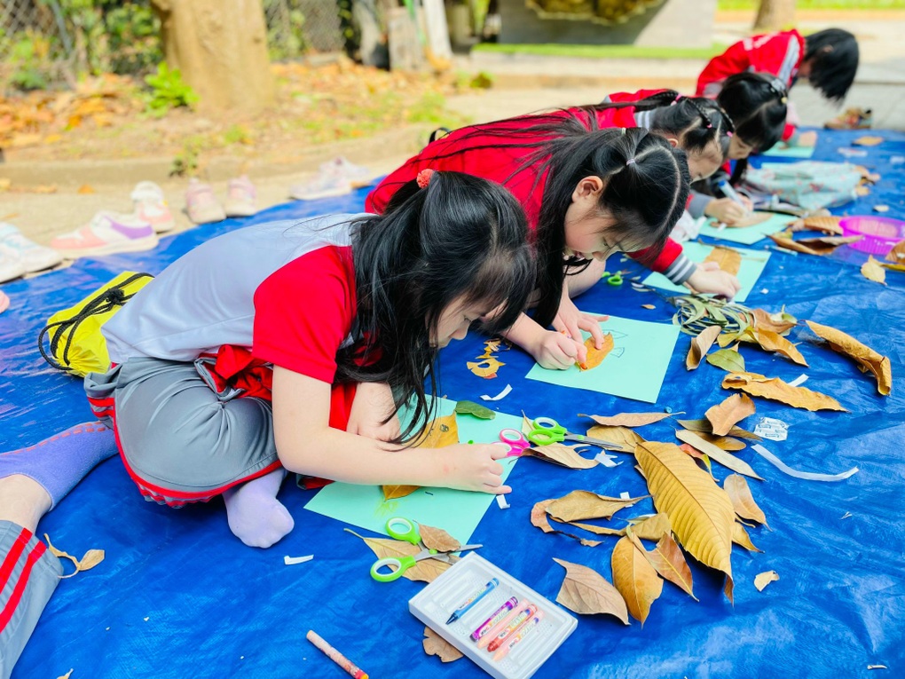Trường cấm tặng hoa cho giáo viên, phụ huynh kêu hà khắc, vô ơn - 3 Trường cấm tặng hoa cho giáo viên, phụ huynh kêu hà khắc, vô ơn - 3