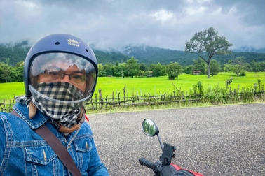 Chàng trai Việt nghỉ việc ngân hàng, phượt xe máy xuyên Đông Dương