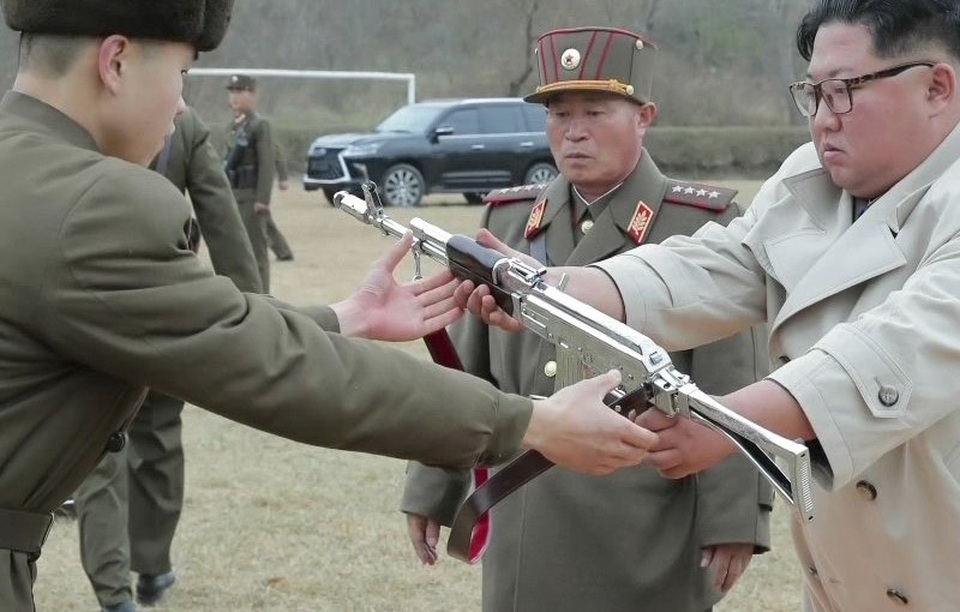 Soi chiếc SUV hạng sang ông Kim Jong-un lái đi thăm vùng lũ - 4 Soi chiếc SUV hạng sang ông Kim Jong-un lái đi thăm vùng lũ - 4