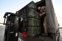 Mỹ viện trợ thêm vũ khí cho Ukraine sau "mưa" tên lửa Nga