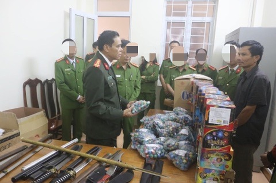 Bắt 4 đối tượng, thu hơn 80kg pháo cùng nhiều dao kiếm - 1