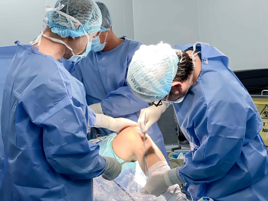 Vinmec Cần Thơ phẫu thuật thành công chấn thương khớp gối do đá bóng - 1 Vinmec Cần Thơ phẫu thuật thành công chấn thương khớp gối do đá bóng - 1