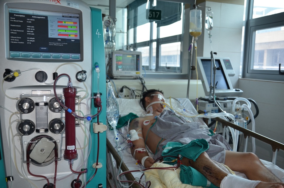 Xót xa hoàn cảnh người bố 2 con tính mạng nguy kịch vì bị xe máy đè dưới ao - 1 Xót xa hoàn cảnh người bố 2 con tính mạng nguy kịch vì bị xe máy đè dưới ao - 1