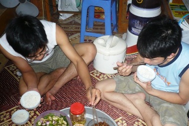 Mâm cơm sinh viên “teo tóp” vì giá rau tăng vọt