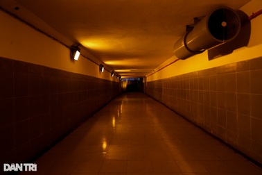 Người dân "lạnh gáy" khi qua hầm đi bộ tiền tỷ ở TPHCM