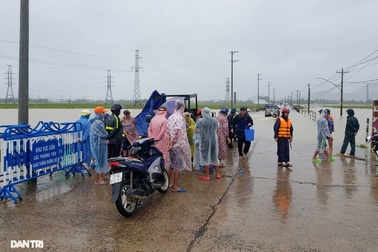 Học sinh Khánh Hòa nghỉ học ngày 1/12 vì mưa lũ