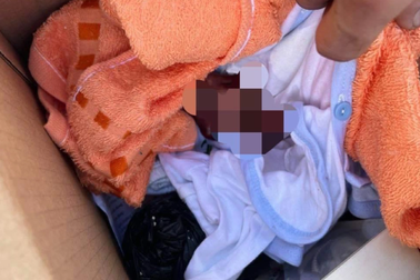 Phát hiện thi thể bé trai sơ sinh đặt trong thùng giấy