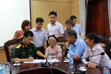 Lấy mẫu sinh phẩm thân nhân liệt sĩ Hang Tám Cô để xét nghiệm ADN