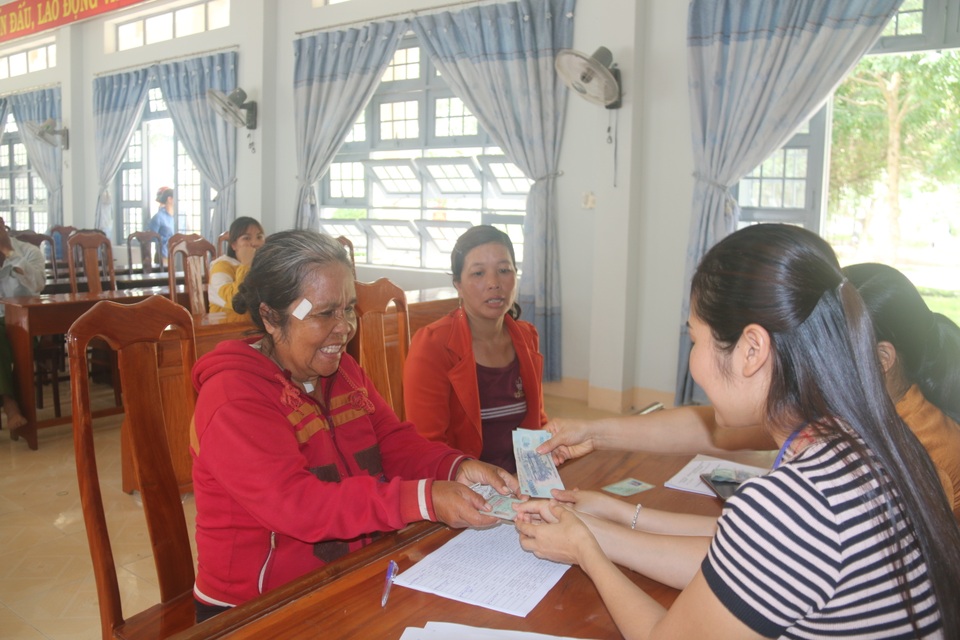 Hỗ trợ cho người bán vé số và nhiều đối tượng bị ảnh hưởng dịch Covid-19 - 2 Hỗ trợ cho người bán vé số và nhiều đối tượng bị ảnh hưởng dịch Covid-19 - 2