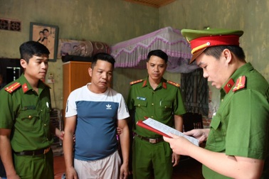 Vụ bạo hành bé trai 11 tuổi ở Phú Thọ: Khởi tố bạn trai người mẹ