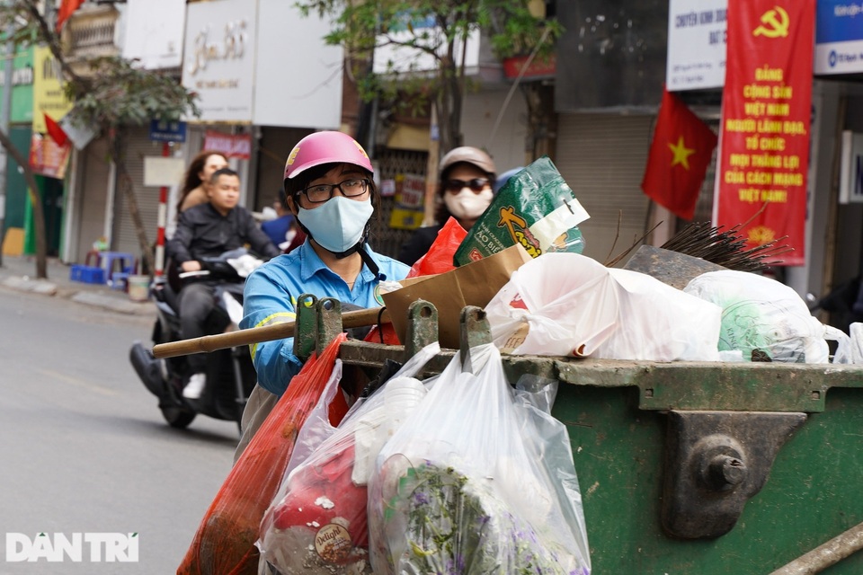 Tâm sự của chị lao công quét rác có 2 con gái theo chân đi làm mùng 1 Tết - 1 Tâm sự của chị lao công quét rác có 2 con gái theo chân đi làm mùng 1 Tết - 1