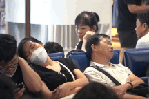 Hành khách ngủ gật ở sân bay Tân Sơn Nhất vì chậm chuyến