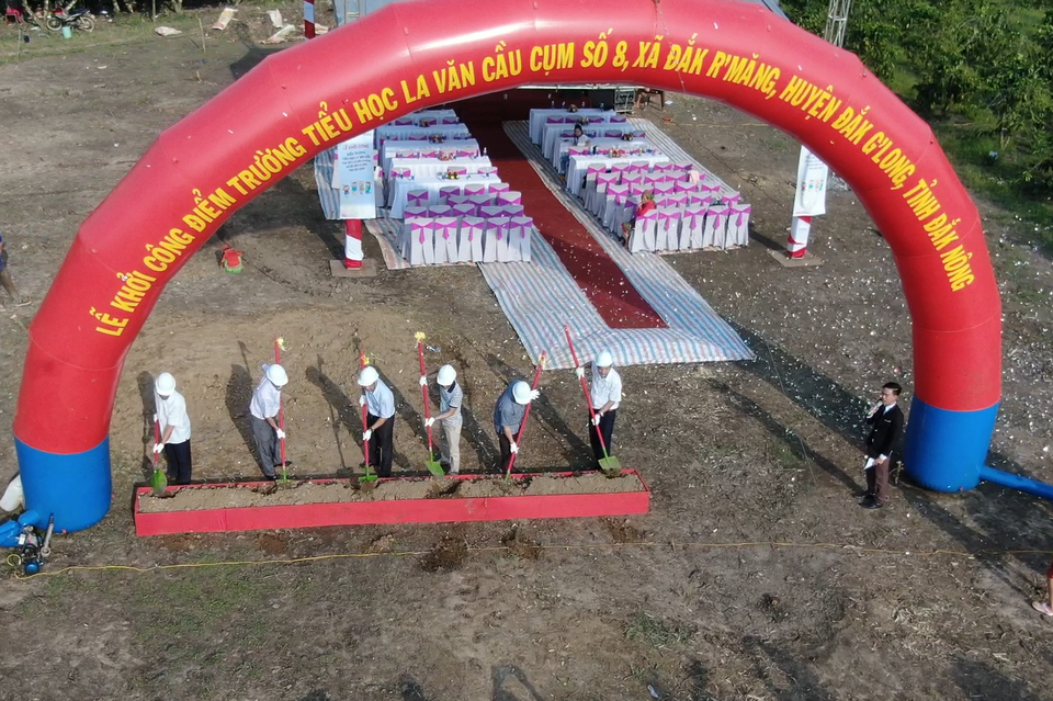 Hàng chục phòng học, cây cầu Dân trí được xây dựng trong 15 năm qua - 5 Hàng chục phòng học, cây cầu Dân trí được xây dựng trong 15 năm qua - 5