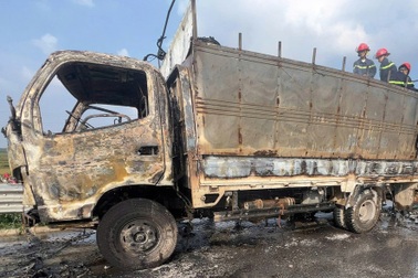 Ô tô tải cháy rụi trên cao tốc Hàm Nghi - Vũng Áng