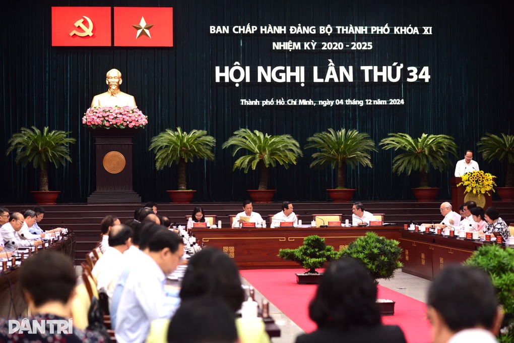 Thành ủy TPHCM bàn việc tinh gọn bộ máy, đổi mới phương thức lãnh đạo - 1 Thành ủy TPHCM bàn việc tinh gọn bộ máy, đổi mới phương thức lãnh đạo - 1